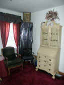 guest bedroom cabinet.jpg (127059 bytes)